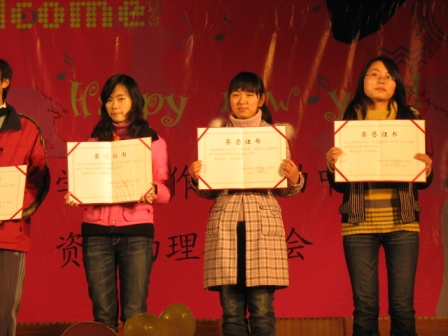 威尼斯义工项目“走进空巢,关爱老人”被评为“优秀义工项目”(右二)